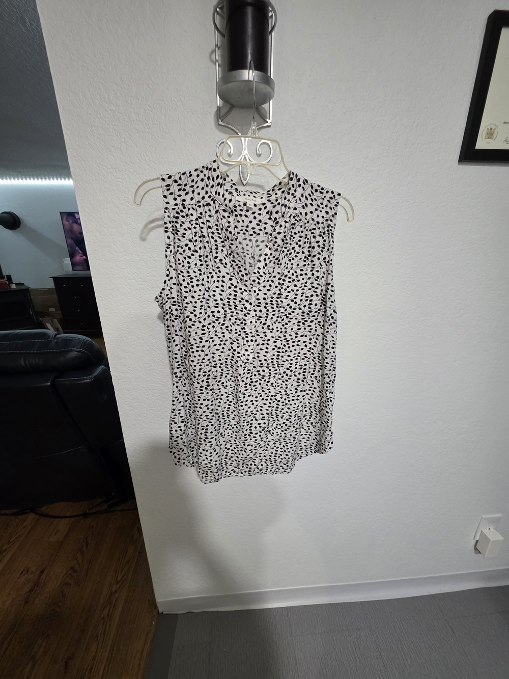 Sleeveless V-Neck Dotted Blouse - White/Black